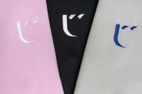 Naszyte logo UKW z przodu zaprezentowane na trzech kolorach bluz