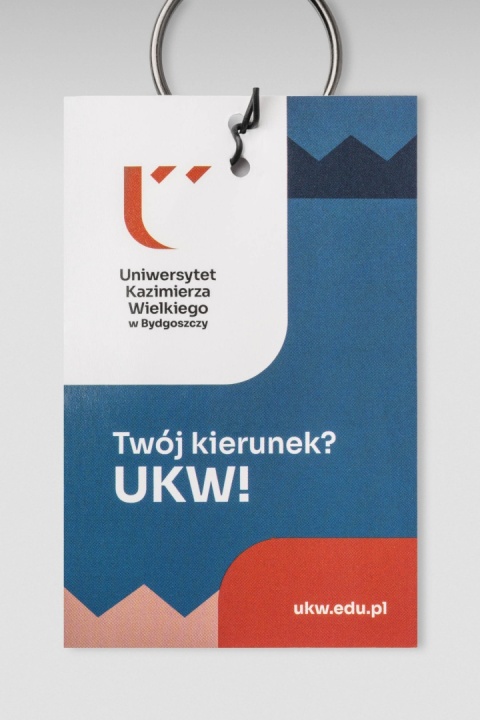 Kartonik od breloku z napisem: Twój kierunek? UKW