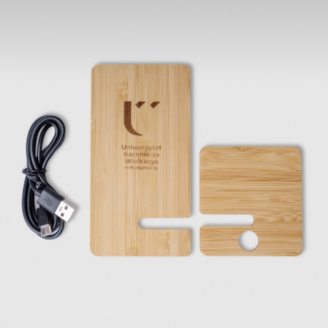 Dwa elementy bambusowej ładowarki bezprzewodowej UKW oraz dołączony przewód USB.