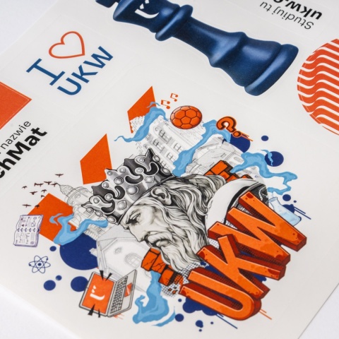 Zbliżenie naklejek UKW: ilustracja Kazimierza Wielkiego otoczonego motywami nauki i architektury, napis „I ♥ UKW” oraz niebieska figura szachowego króla.