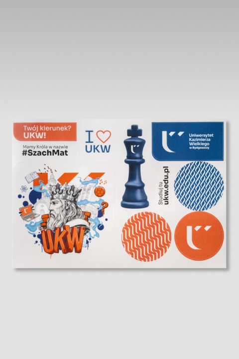 Arkusz naklejek UKW z logo uczelni, ilustracją Kazimierza Wielkiego, figurą szachowego króla, hasłami oraz wzorami w kolorach niebieskim i pomarańczowym.