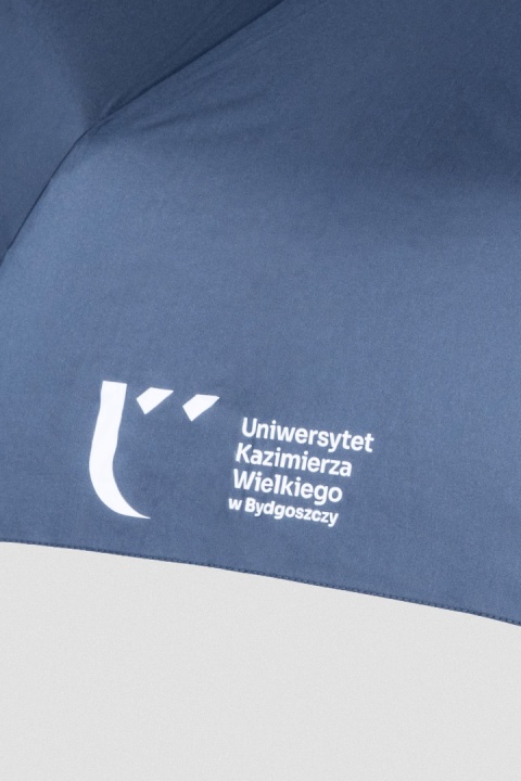 Złożony granatowy parasol automatyczny umieszczony w dopasowanym pokrowcu.