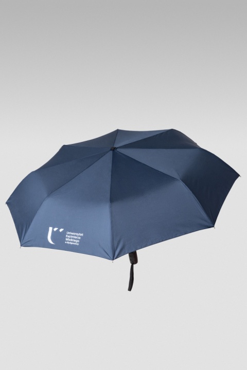 Rozłożony granatowy parasol automatyczny z białym logo Uniwersytetu Kazimierza Wielkiego.