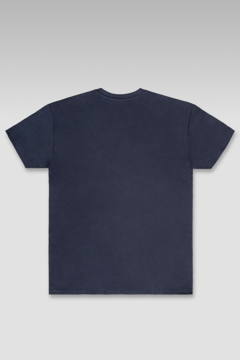 Gładki tył granatowego T-shirtu z krótkimi rękawami.