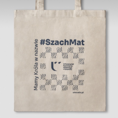 Bawełniana torba UKW z nadrukami „#SzachMat” i „Mamy króla w nazwie”, logo uczelni oraz adresem ukw.edu.pl.